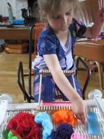 18 juni 10, Rosalie heeft een klein weefgetouw