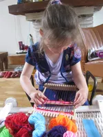 18 juni 10, Rosalie heeft een klein weefgetouw