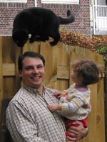 Edwin met een poes op zijn hoofd 