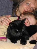 Leora, Zip, Jolie op de bank 