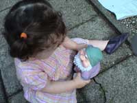 fotootje Leora met tuinkabouter