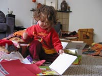 Leora heel erg blij met cadeaux die de post bracht