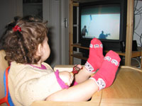 Fotootje Leora kijkt tv