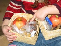 Leora met nachtlunchpakketjes voor Edwin