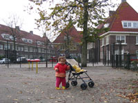 Leora op het speelpleintje