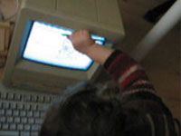 Leora tekent op computer