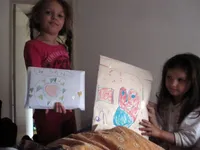 Leora en Rosalie hebben op school cadeautjes gemaakt..