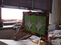 Natuurlijk is ook Rosalie's cadeautje prachtig! Ze mocht haar eigen handjes op het kopieerapparaat kopieren, uitknippen en opplakken..