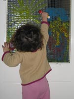 Leora schildert op het deurglas